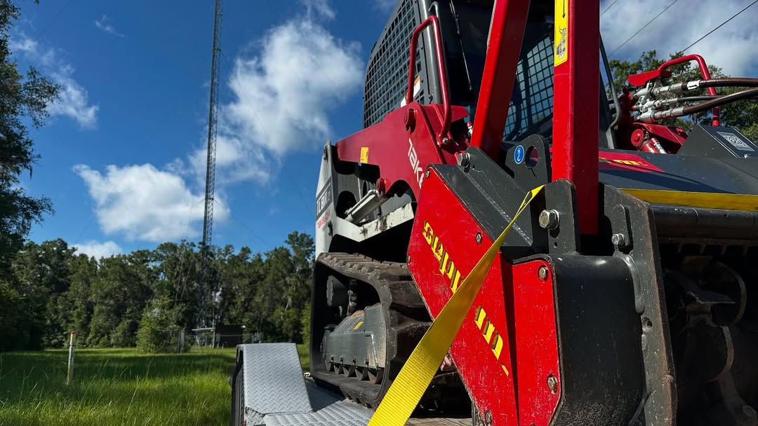 Фото для новости преимущества дуэта мини-погрузчика с мульчером